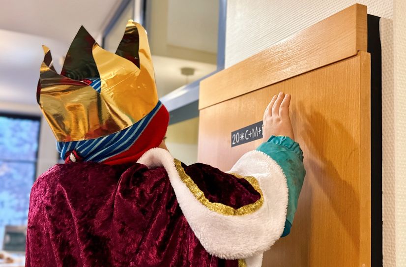 Sternsinger haben den Haussegen ins Lübbener Rathaus gebracht.