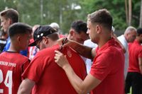 Die Energie-Profis erfüllten nach Schlusspfiff noch alle Autogramm- und Fotowünsche junger und älterer FCE-Fans.