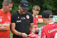 Die Energie-Profis erfüllten nach Schlusspfiff noch alle Autogramm- und Fotowünsche junger und älterer FCE-Fans.