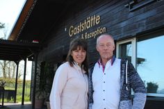 Iriyna und Matthias Mersiovsky vor der Gaststätte, die am 7. April eröffnet wurde.  Foto: T. Keil