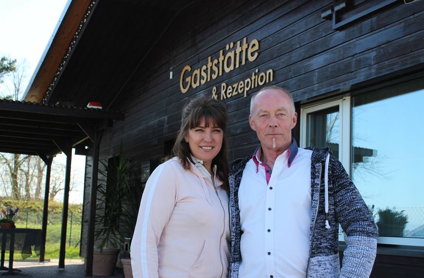 Iriyna und Matthias Mersiovsky vor der Gaststätte, die am 7. April eröffnet wurde.  Foto: T. Keil