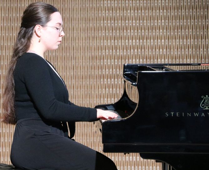 Jette Jentzsch beim Partnerschaftstreffen Finsterwalde Salapils am Steinway-Flügel in der Finsterwalder Kulturweberei.