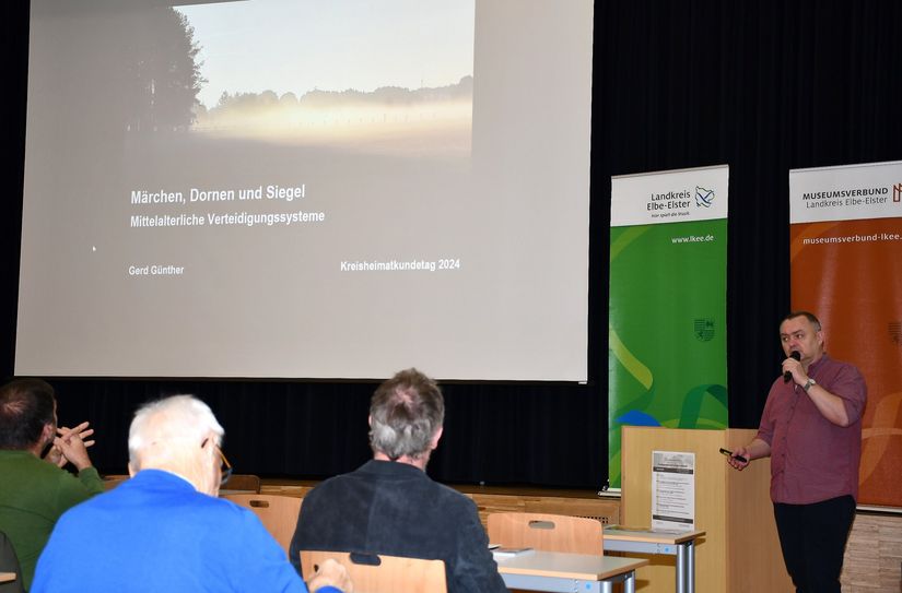 Dr. Gerd Günther hat als Erster im deutschsprachigen Raum komplette Verteidigungssysteme rekonstruiert und schilderte wie Verteidigung im Mittelalter vonstattenging.