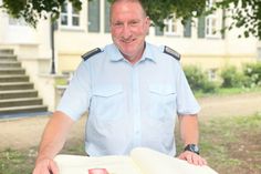 Einer von vielen Helden Lübbens: Hagen Mooser trägt sich in das goldene Buch der Stadt ein.