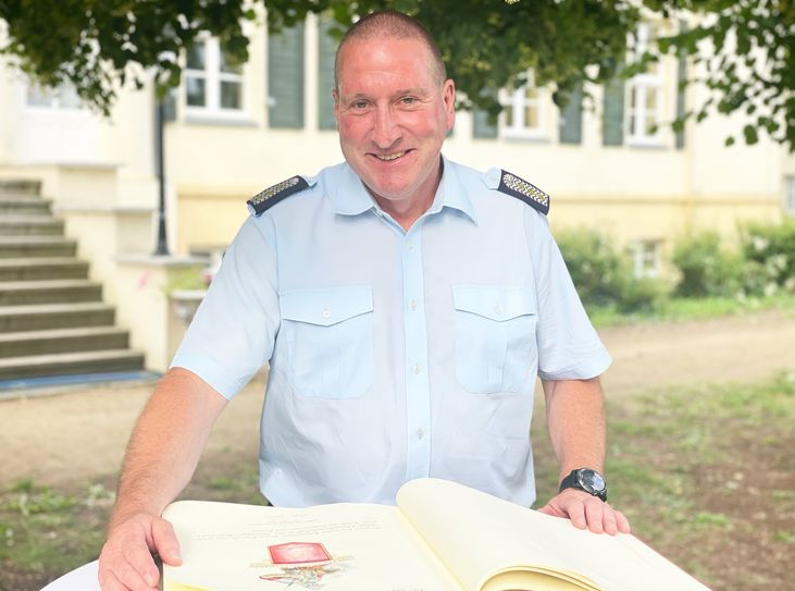 Einer von vielen Helden Lübbens: Hagen Mooser trägt sich in das goldene Buch der Stadt ein.
