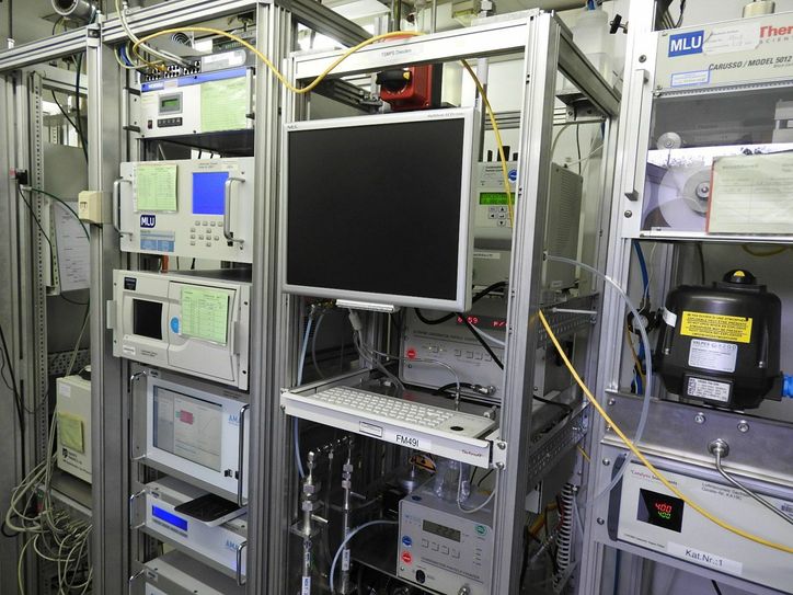 Blick in die Messstation voller Technik