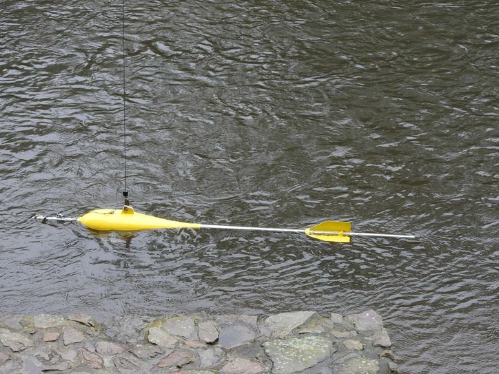 Das ist ein Messflügel, er misst in der Freiberger Mulde die Fließgeschwindigkeit und die Fließmenge. Aus diesen Daten können Hochwasservorhersagen getroffen werden.