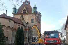 Den Zuschlag für den Abriss hatte die Firma Schiebels Power bekommen. Die Mitarbeiter rückten bereits Ende März auf dem Schlossgelände an. Foto: Marko Förster