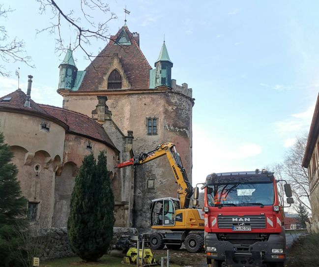 Den Zuschlag für den Abriss hatte die Firma Schiebels Power bekommen. Die Mitarbeiter rückten bereits Ende März auf dem Schlossgelände an. Foto: Marko Förster