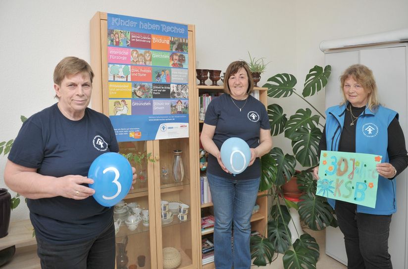 Sabine Fritsche (li., stellvertretende Vorsitzende des DKSB Ortsverbandes), Gerlinde Hannig (Mitte, Schatzmeisterin des DKSB Ortsverbandes) und Christiane Hein (re., Vorsitzende des DKSB Ortsverbandes) schauen auf 30 Jahre zurück. Foto: Peter Aswendt