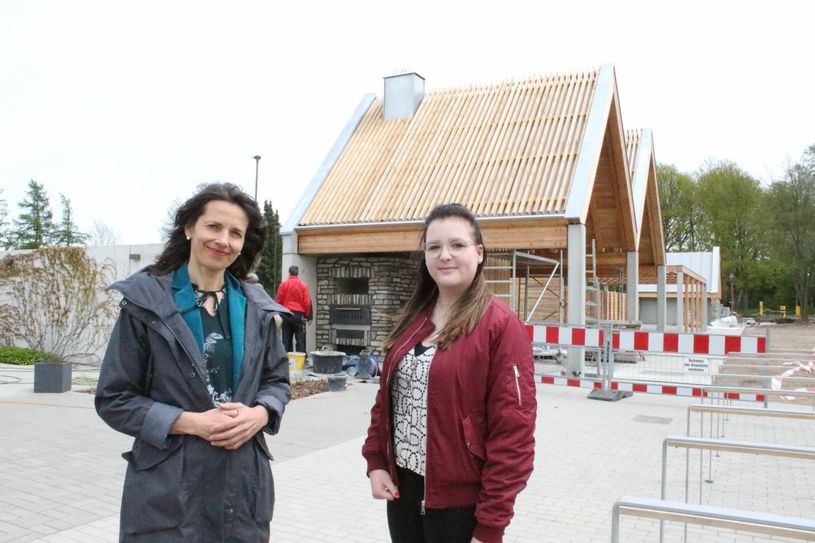 Geschäftsführerin Annette Scheibe (links) und Marketingassistentin Elisa Hohlfeld am 21. Mai vor dem neuen Rastplatz. Hier entstehen neben Parkflächen auch überdachte Sitzgelegenheiten. Foto: Keil