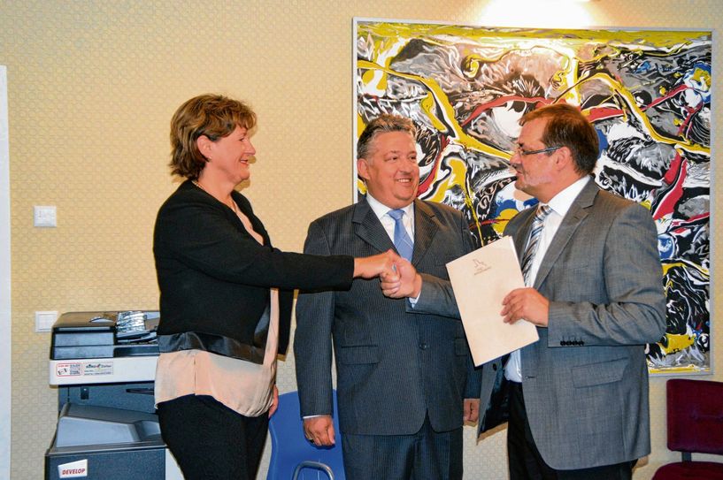 Brandenburgs Minister Vogelsänger (rechts) übergab die Fördermittel an die Ideengeber des Hofladens. Foto: ckr