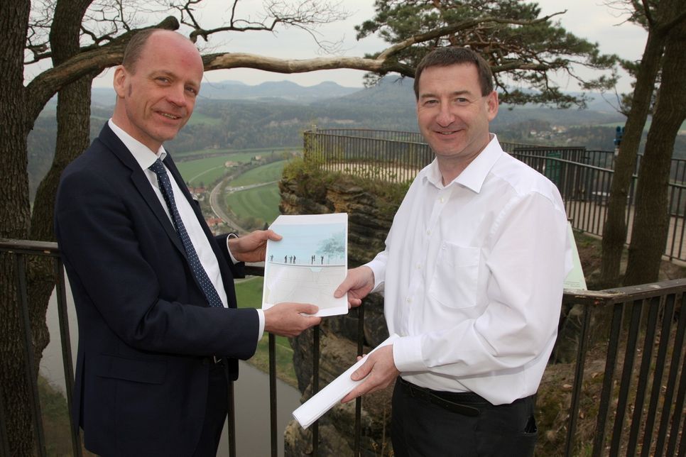 Dr. Matthias Haß (li.) und Jens Michel präsentieren das neue Projekt der Aussichtsplattform auf der Bastei.   Foto: D. Förster
