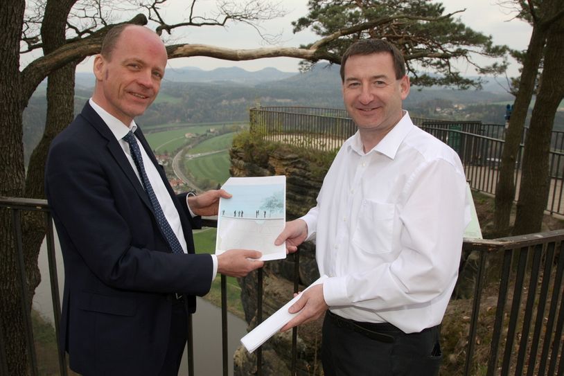 Dr. Matthias Haß (li.) und Jens Michel präsentieren das neue Projekt der Aussichtsplattform auf der Bastei.   Foto: D. Förster