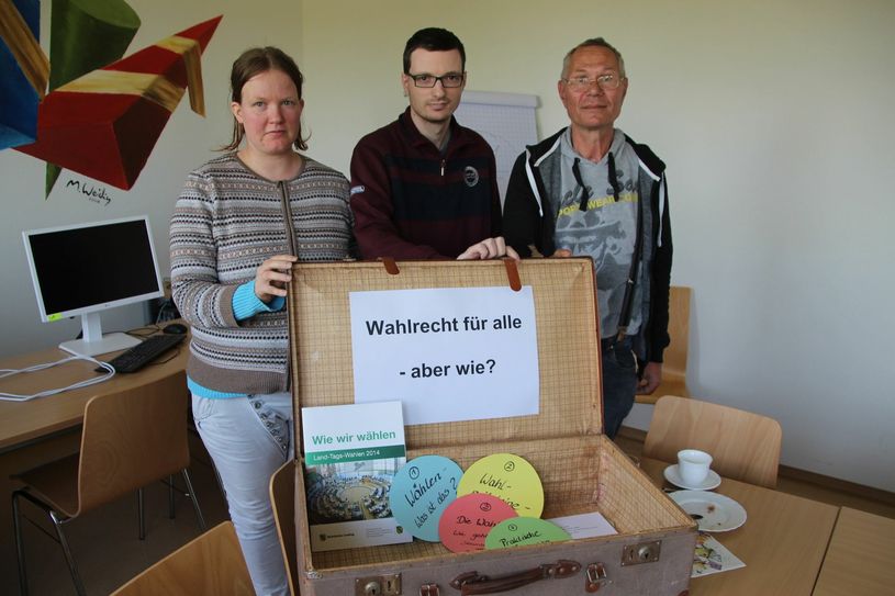 Die drei »Peerberater« samt Koffer (v.l.):  Susanne Baumgart, Marcel Kunath und Mario Albersmeier.  Foto: Schramm
