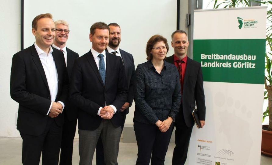 Beim Start des Breitbandprojekts (v.l.n.r.): Dr. Frank Brinkmann (Enso-Vorstandsvorsitzender), Alexander Vogler (Leiter Telekom, Niederlassung Ost), Ministerpräsident Michael Kretschmer, Daniel Knohr (Regionalleiter Mitteldeutschland von AteneKom), Dezernentin Heike Zettwitz und Peter Himmstedt (Geschäftsführer Netcommunity). Foto: Landratsamt Görlitz