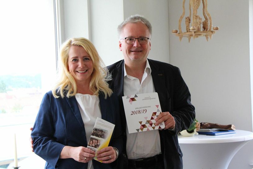 Carola Gotthart, Geschäftsführerin der Elbland Philharmonie Sachsen, und Ekkehard Klemm, Chefdirigent, stellen das Programm für die Spielzeit 2018/2019 vor.
