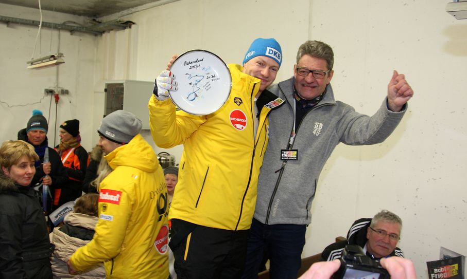 Auch Pirnas Oberbürgermeister Klaus-Peter Hanke kam nach Altenberg und beglückwünschte "seinen" Bobpiloten.  Foto: Förster