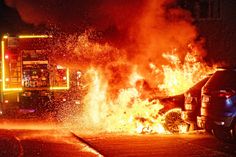 Beim Eintreffen der Feuerwehr standen die drei Fahrzeuge in Vollbrand.