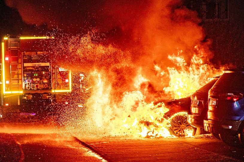 Beim Eintreffen der Feuerwehr standen die drei Fahrzeuge in Vollbrand.