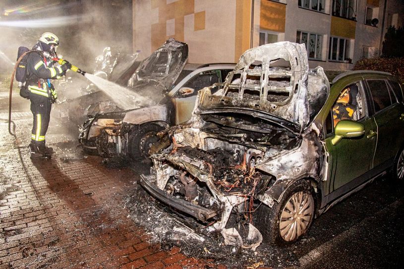 Die drei Fahrzeuge erlitten beim Brand einen Totalschaden.