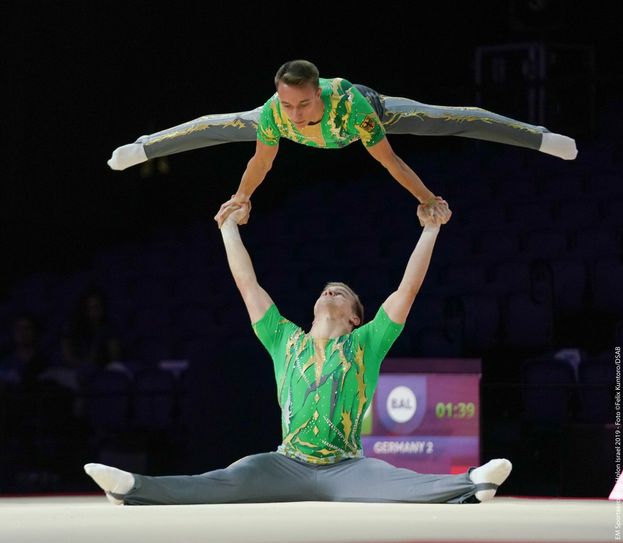 Tim Sebastian von den Dresdner Sportakrobaten und sein Teampartner Michael Kraft aus Riesa standen bei den Deutschen Meisterschaften auf dem obersten Treppchen.  Foto: Archiv/Kuntoro