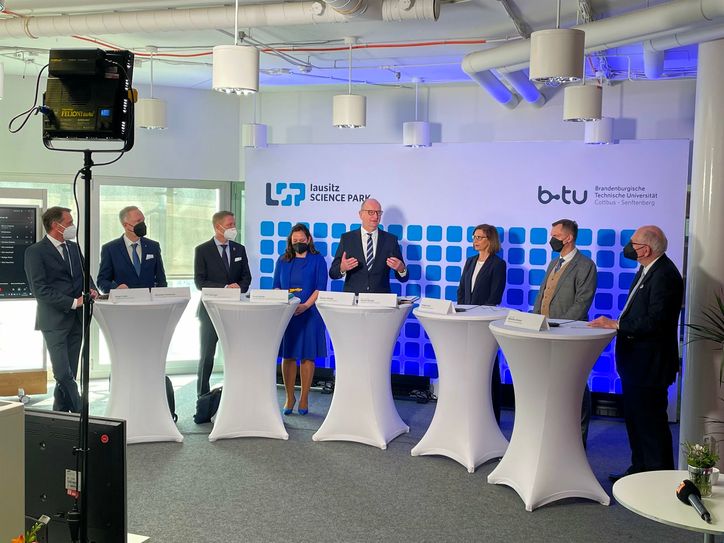 Brandenburgs Ministerpräsident Dr. Dietmar Woidke (Mitte) auf der Pressekonferenz zum Auftakt des Lausitz Science Parks im IKMZ Cottbus.