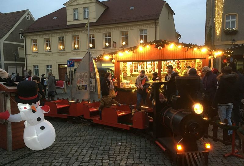 Eine Kindereisenbahn ist auch auf dem Weihnachtsmarkt in Lübbenau zu finden.