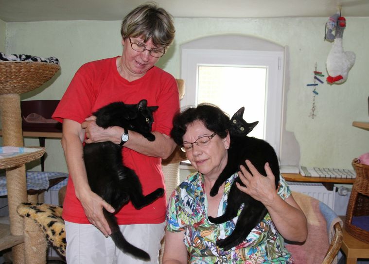 Ilka Neumann und Ute Gernreich (v.l.) mit Lilly und Lucy