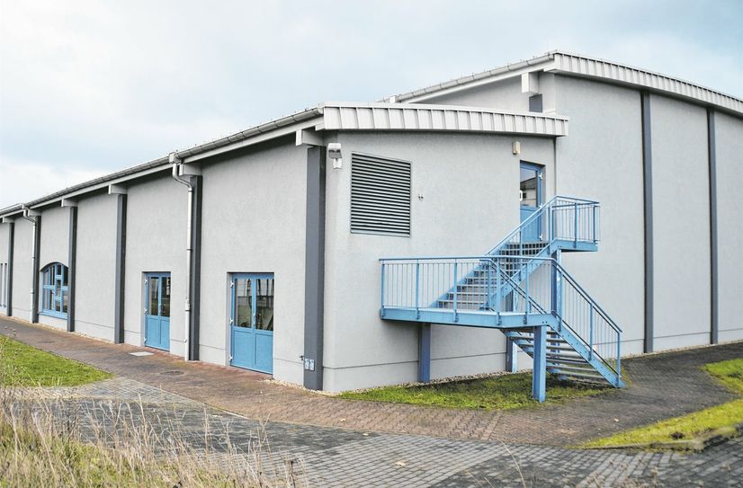 An der Nordseite der Rödertalsporthalle wird die neue Halle für den Judosportclub Großenhain entstehen. Dort sollen künftig auch andere Kampfsportler trainieren und auch Schulsport betrieben werden.