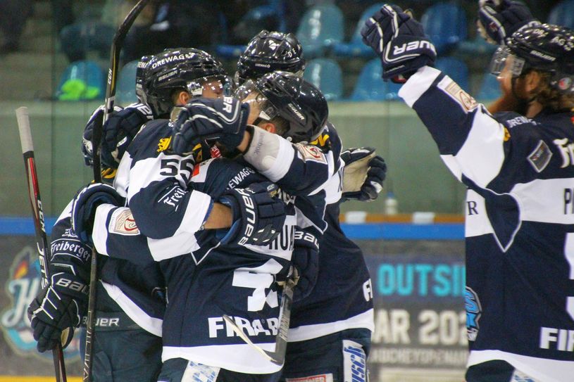 Eislöwen feiern Einzug ins Playoff-Viertelfinale. Fotos: Büttner