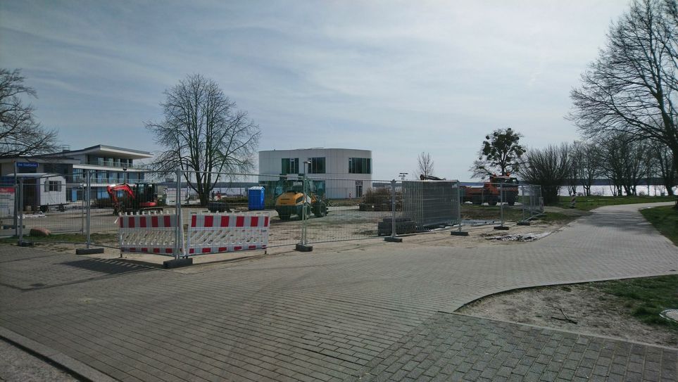 Bauarbeiten am Stadthafen-Vorplatz in Senftenberg. Foto: Stadt Senftenberg/Groebe