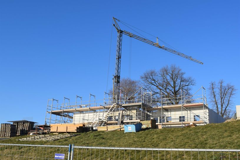 An den IBA Terrassen Großräschen entsteht derzeit ein neues Besucherzentrum, gefördert aus Strukturwandelgeldern.