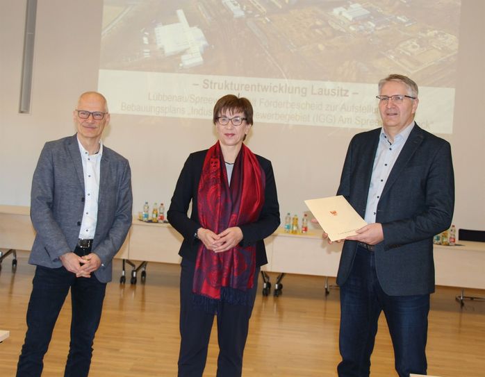 Die Chefin der Staatskanzlei, Kathrin Schneider (Mitte) übergab Fördermittel für den Bebauungsplan zur Entwicklung des Industrie- und Gewerbegebiets »Spreewalddreieck« in Lübbenau an Sven Blümel (re.), Fachbereichsleiter Stadtentwicklung. Das Projekt wird mit Mittel der IMAG Lausitz gefördert. Uwe Pielenz (li.), der Vorsitzende der Stadtverordnetenversammlung der Stadt, freute sich ebenfalls über diese Unterstützung.