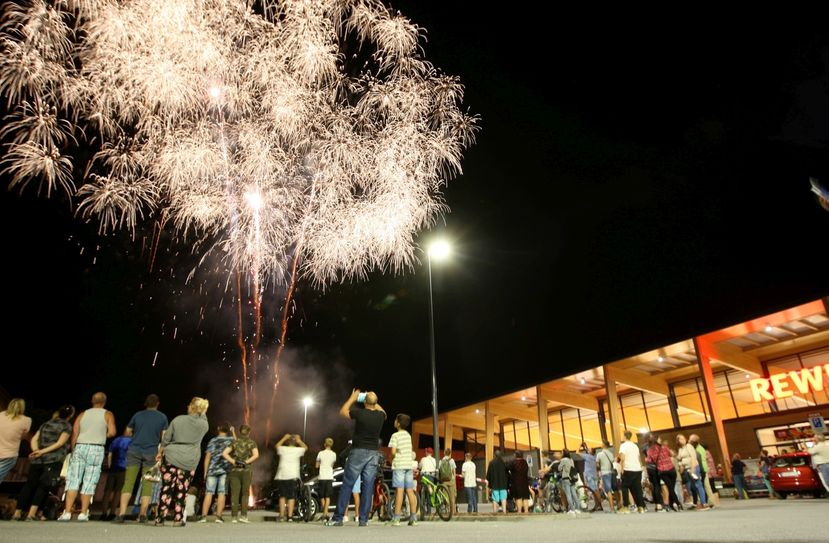 Kurz vor der Prügelei: REWE hatte extra ein Feuerwerk zur Eröffnung organisiert. Foto: Daniel Förster