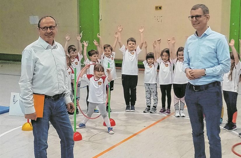 BM Markus Dressler (re.) übergibt den Zuwendungsbescheid an Matthias Leonhardt (li.).