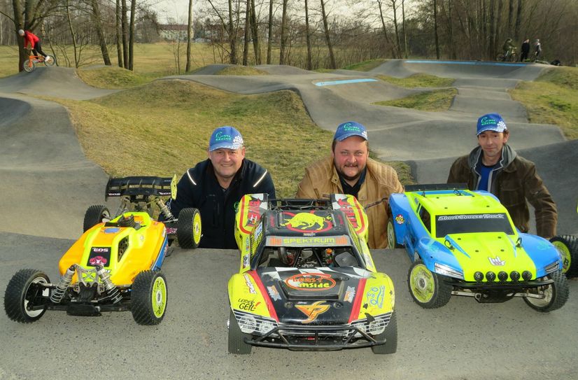 Heiko Schönberg, Jens Pichel und Denny Berger vom Verein Cobra-Racing Großgrabe schauten sich dieser Tage schon mal die Pumptrack Strecke etwas genauer an. Hier sollen zukünftig gemeinsame Workshops und weitere Veranstaltungen stattfinden.