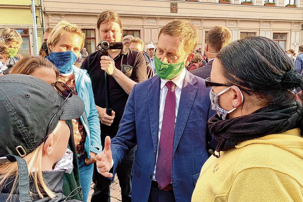 Ministerpräsident Kretschmer im Dialog mit Bürgern in Pirna.      Foto: M. Förster