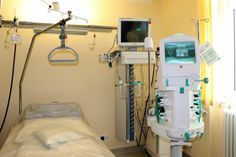 Intensivstation des St. Johannes Krankenhaus, Chefarzt Dr. med. Dipl.-Psych. Rüdiger Soukup, Dr. rer. med. Dipl.-Biol. Matthias Busch, Geschäftsführer Sven Heise.