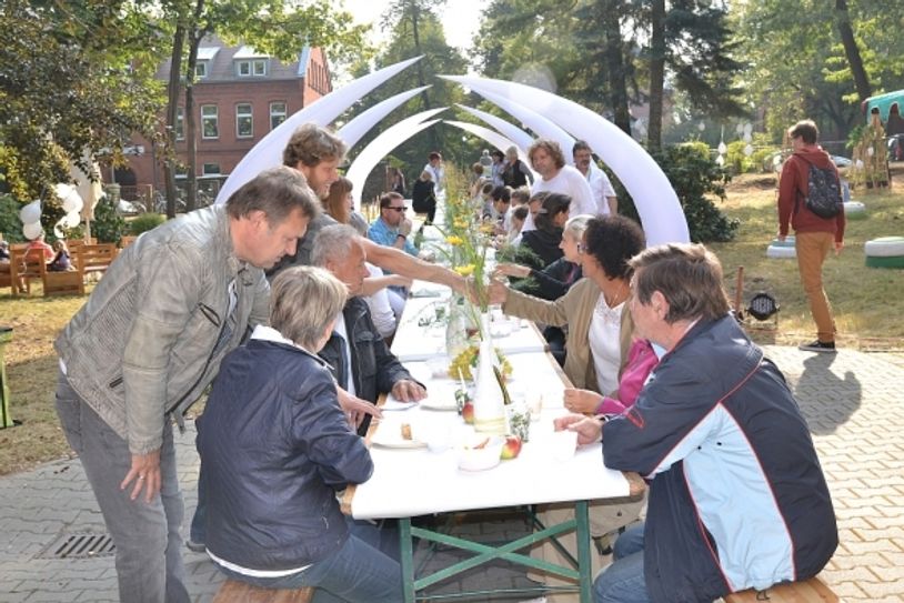 Wie in den vergangenen zwei Jahren findet im Rahmen der Sommerakademie wieder das beliebte Gartenfrühstück vor der Villa der Glasfachschule statt. Foto: Perspektive(n) Weißwasser