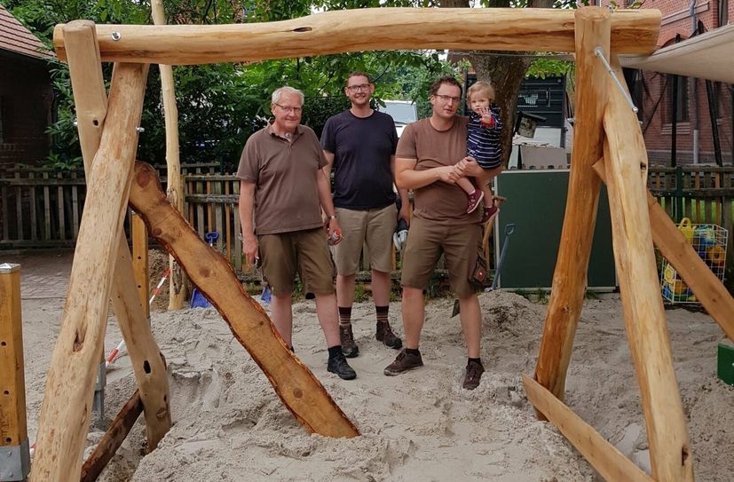 Das Calauer Tischlerei-Unternehmen Knöbig stiftete für den Spielplatz eine Schaukel aus Naturholz. René Knöbig, Juniorchef des Unternehmens, ist der Kita seit vielen Jahren verbunden - auch seine Tochter Clara wird in der Einrichtung betreut.