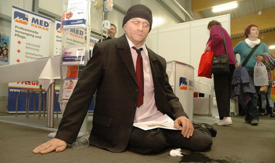 „Beppo“ ist auch dieses Jahr am Start – die lebensechte Bettlerpuppe soll mit „Pack-Papier und Pack-Zettel“ in der Hand für Nachdenken sorgen. Foto: Hache