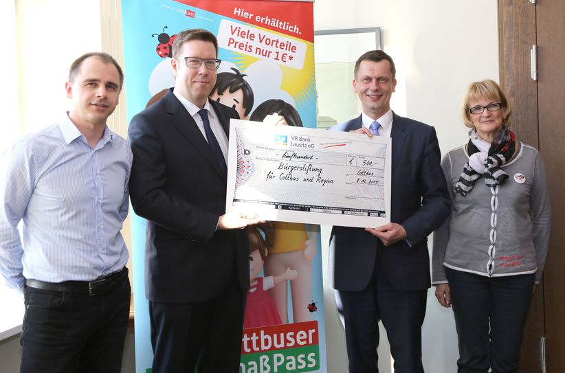 Auch die Bürgerstiftung Cottbus e.V. bekam 500 Euro. Von links: Jens Taschenberger von der Agentur "zwei helden", die das Projekt begleitet, Jörg Albert von der Bürgerstiftung, Oberbürgermeister Holger Kelch sowie Angelika Koal von der Frauenliste, die einst die Grundidee zum FerienSpaßPass hatte. Foto: PR
