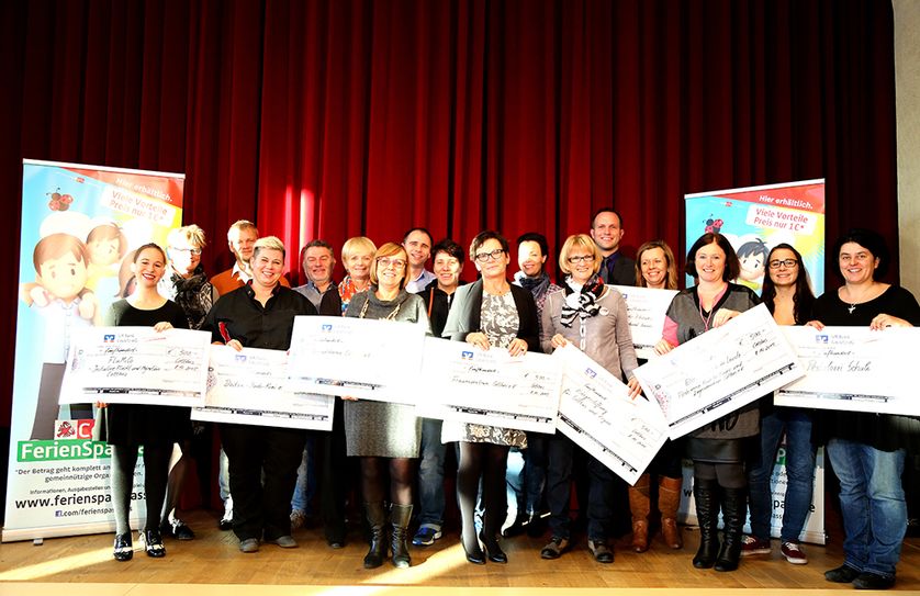 Gruppenbild der geehrten Projekte, die sich über jeweils 500 Euro freuen können. Foto: PR