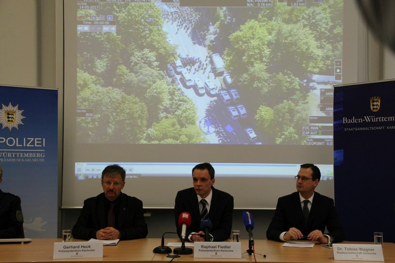 Die Pressekonferenz: Im Hintergrund ein Polizeivideo vom 14. Mai in Karlsruhe. Foto: Schramm