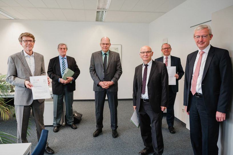Freude über dei BER-Betriebserlaubnis (vo.li.na.re.): Engelbert Lütke Daldrup (Vorsitzender der Geschäftsführung der FBB), Klaus Wernicke (Leiter Dezernat 43 „Organisationen, Sicherheitssysteme, Standardisierung“, LuBB), Carsten Diekmann (Leiter Dezernat 41 „Fachplanung, Umwelt-, TÖB-Angelegenheiten“, LuBB), Wolfgang Fried (Leiter der LuBB), Patrick Muller (Betriebsleiter Operations, FBB) und Guido Beermann (Minister für Infrastruktur und Landesplanung des Landes Brandenburg). Bildquelle: MIL/Ines Meier