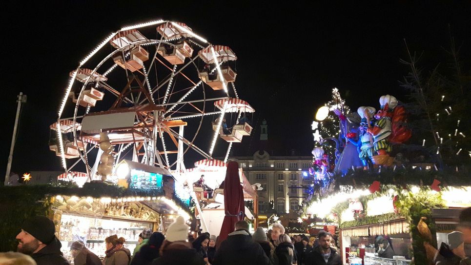 Der Dresdner Striezelmarkt des Jahres 2020 wird sich deutlich von den bisherigen unterscheiden. Auf dem Altmarkt sind 190 Händler anzutreffen, weitere 40 ziehen ans Terrassenufer. Foto: cpö