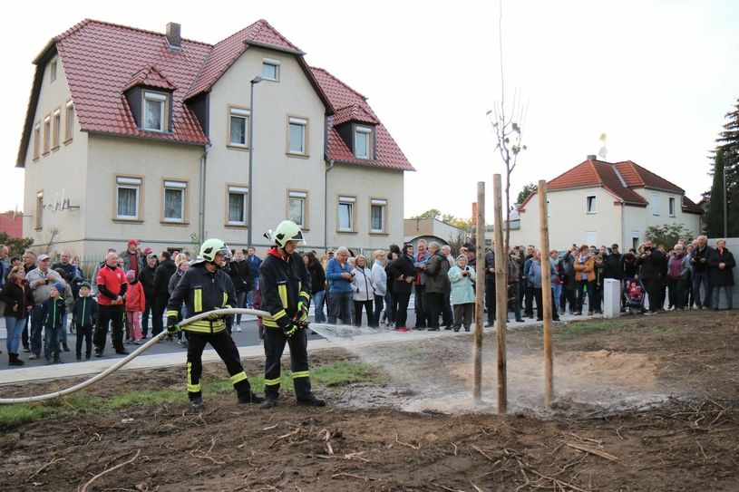 Nickritzer Bürger pflanzen einen Baum an der neuen Auenwaldstraße. Foto: pm