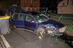 Als der junge Fahrer sich von der Polizeikontrolle entziehen wollte, floh er und verursachte einen Verkehrsunfall.