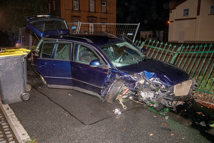 Als der junge Fahrer sich von der Polizeikontrolle entziehen wollte, floh er und verursachte einen Verkehrsunfall.